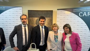 El senador Maximiliano Abad junto a su colega Patricia Bullrich y los jueces federales María Romilda Servini y Alejo Ramos Padilla.
