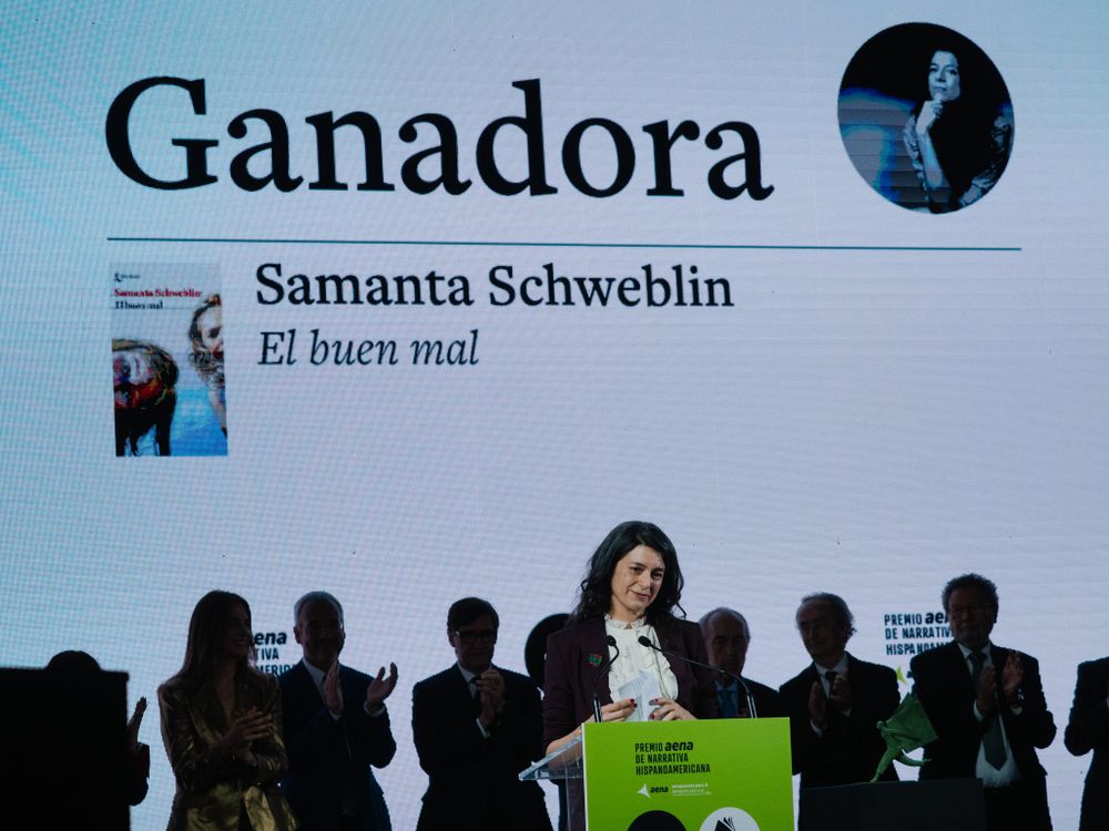 Samantha Schweblin recibe el Premio AENA de Narrativa Hispanoamericana.