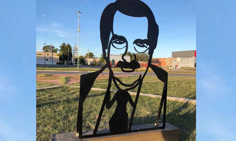 ¿Alfonsín o Husein? El monumento en cuestión fue inaugurado en 2023.