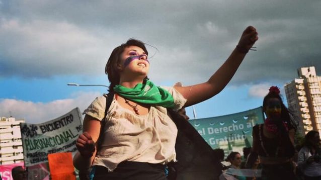 Este año, en nuestro país, los principales ejes de reclamo están centrados en lo que el movimiento de mujeres concibe como un “fuerte retroceso” a partir del desfinanciamiento de las políticas de género.