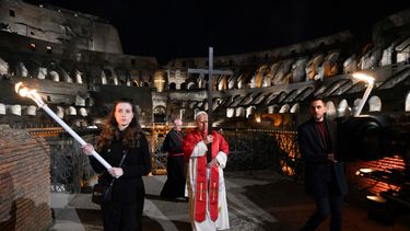 León XIV cargó la cruz en su primer Vía Crucis como Papa. (Vatican News)&nbsp;
