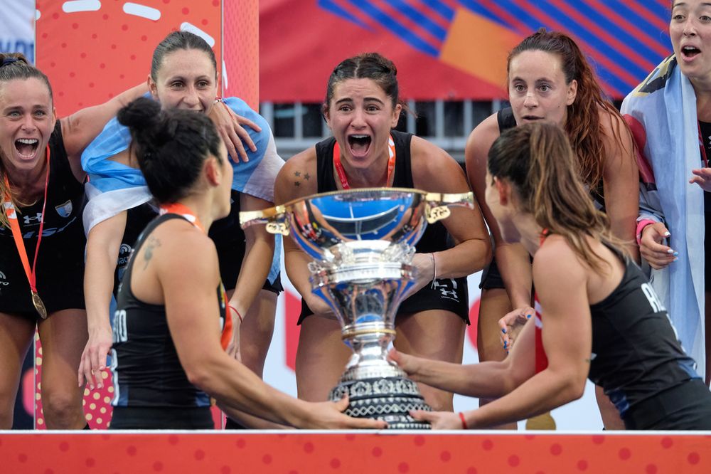 María Victoria Granatto recibe la Copa de las capitanas, su hermana Majo y Agostina Alonso.