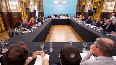 El gobernador, Axel Kicillof, encabezó en La Plata un encuentro con los integrantes del Foro de Intendentes e Intendentas Radicales. (Gobernación)