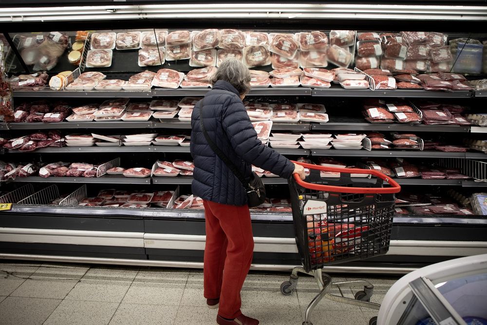 Una mujer frente a la góndola de la carne en un supermercado. (Agencia Xinhua)