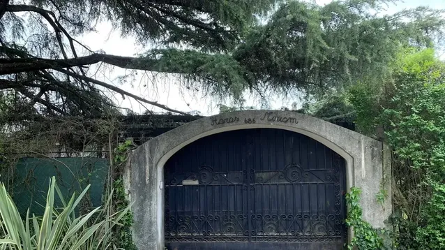 El portón de acceso a la casa del Indio Solari, en Ituzaingó.&nbsp;