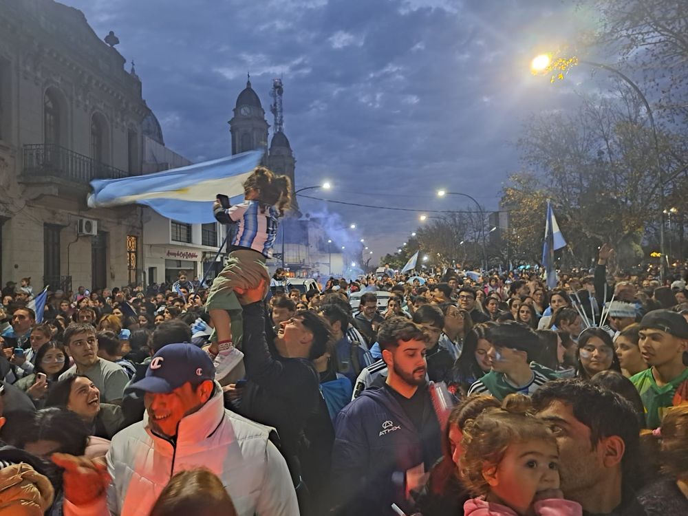 Las calles de Azul copadas por familias celebrando el triunfo albiceleste ante Inglaterra.&nbsp;