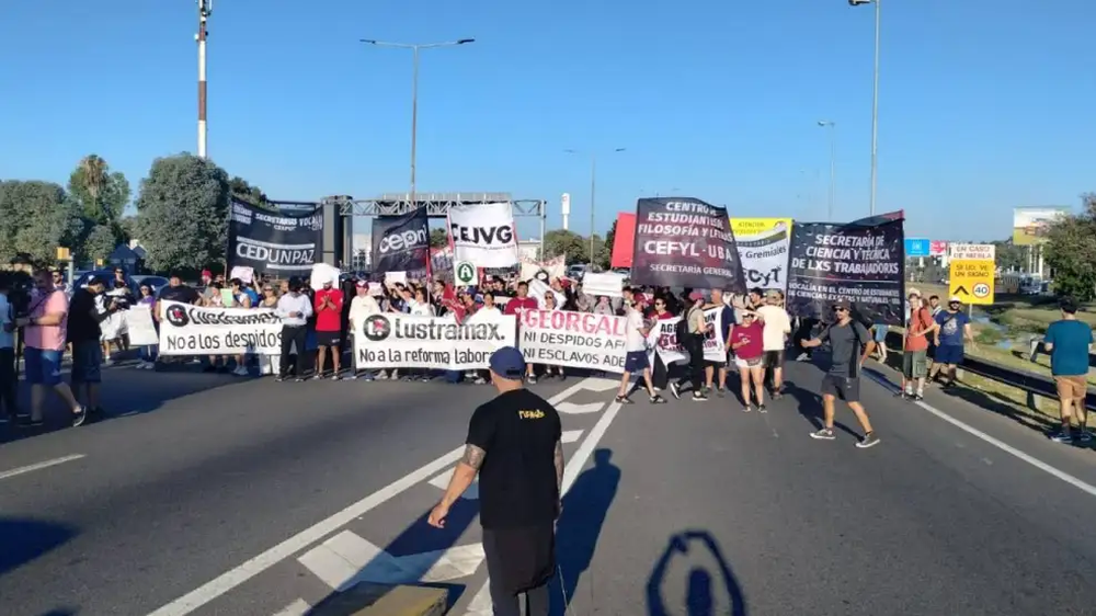 Uno de los cortes en la empresa Panamericana por el conflicto en Lustramax.&nbsp;