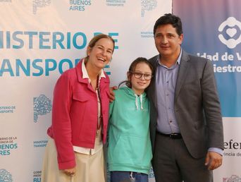 La legisladora Luciana Padulo, el activista autista Ian Moche y el ministro de Transporte bonaerense Martín Marinucci. La legisladora Luciana Padulo, el activista autista Ian Moche y el ministro de Transporte bonaerense Martín Marinucci.