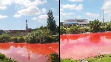 Vista del Canal Sarandí teñido de rojo, que generó sorpresa entre los vecinos de la zona.