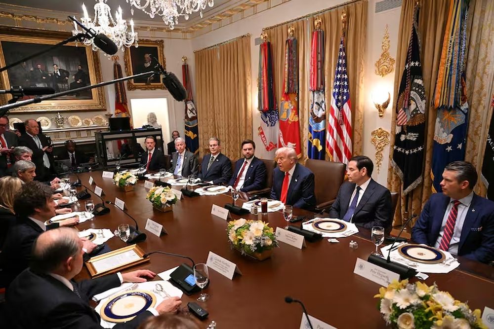 Milei y Trump, con sus equipos en la Casa Blanca.&nbsp;