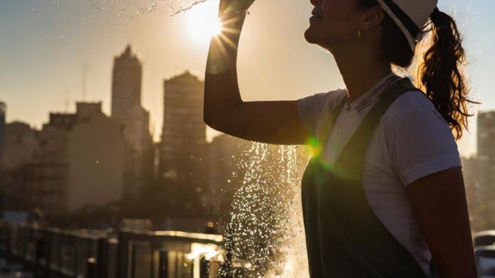 La ola de calor afecta al sur y el este de la provincia de Buenos Aires. (Adobe Firefly)