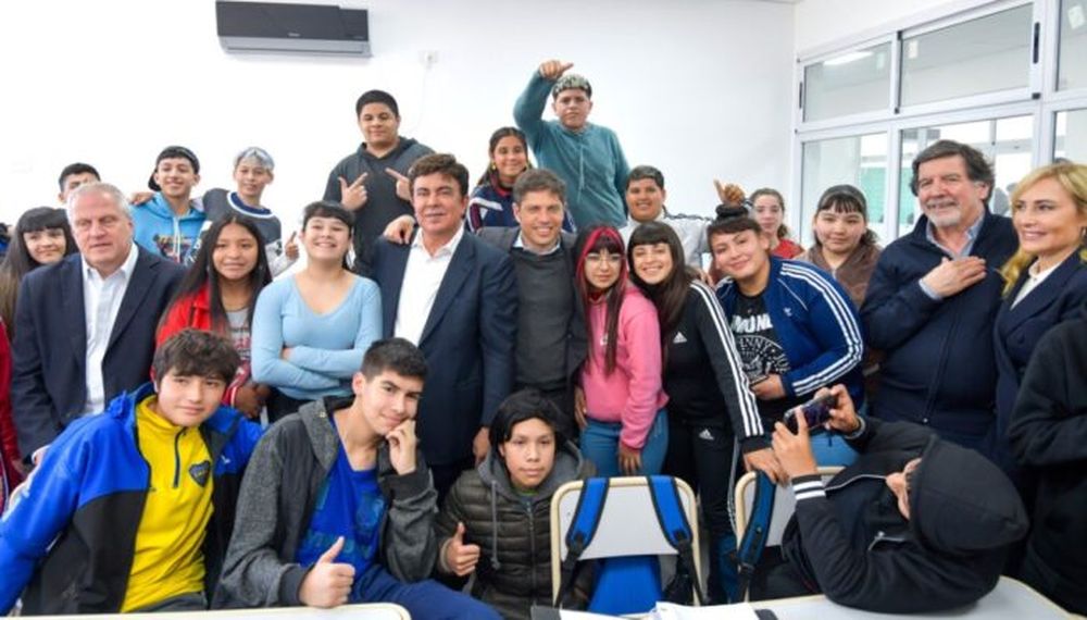 El gobernador Axel Kicillof junto al intendente de La Matanza, Fernando Espinoza, en una visita a una escuela secundaria.