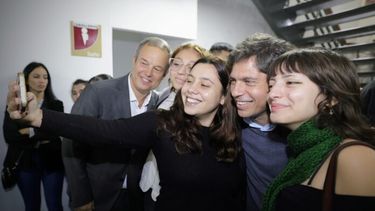 Axel Kicillof junto a Mariano Cascallares y un grupo de jóvenes.