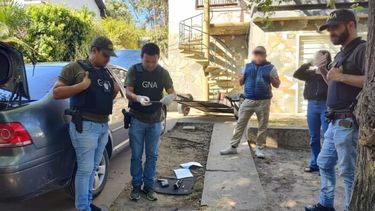 Durante las inspecciones en Villa Gesell se hallaron armas de fuego, municiones y estupefacientes. (Foto Gendarmería Nacional)