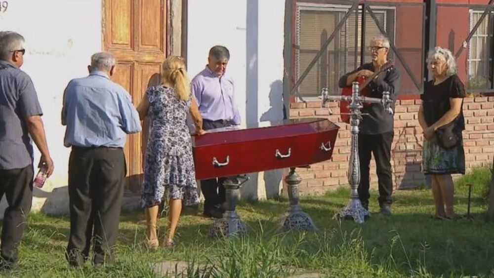 El último adiós a Paloma en la puerta de una iglesia de Bosques. - TN -