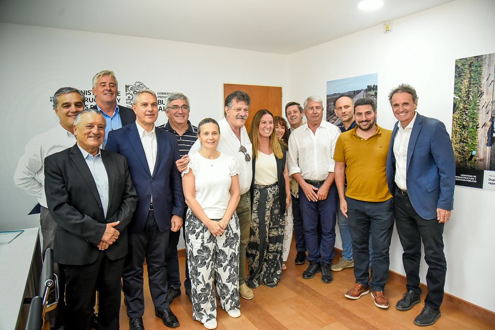 Los ministros Javier Rodríguez y Gabriel Katopodis junto a los intendentes de los municipio de la Cuenca del Salado.