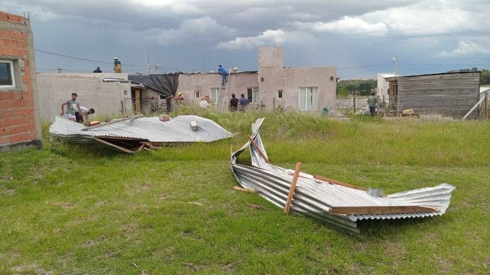 Un techo volado en Villa Cacique. Un techo volado en Villa Cacique.