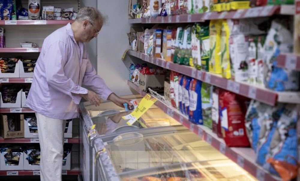 Un hombre realiza compras. (Xinhua/Martín Zabala)