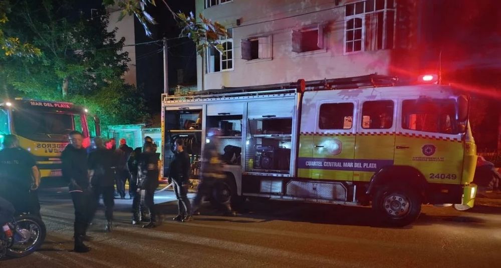 Los bomberos de Mar del Plata pudieron evacuar a decenas de personas del geriátrico.