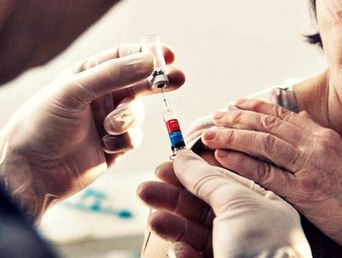 Las personas mayores de 65 años deben vacunarse todos los años para evitar cuadros graves de gripe, que pueden derivar en internación, neumonía o la&nbsp; muerte.&nbsp;