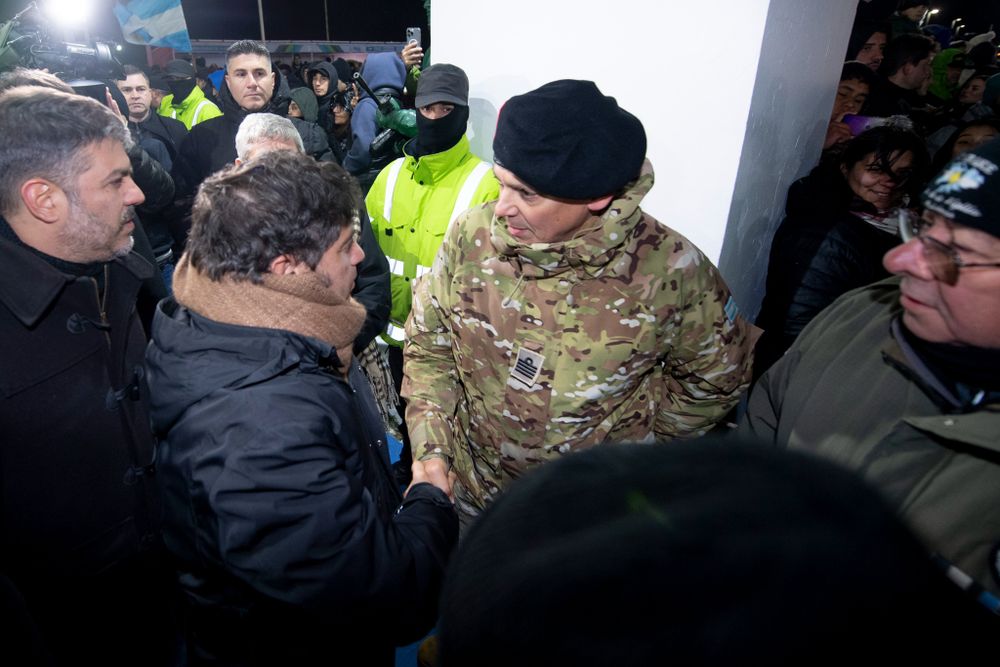 Axel Kicillof en Tierra del Fuego con ex combatientes de Malvinas.&nbsp;