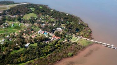 El casco urbano y el muelle de la Isla Martín García.