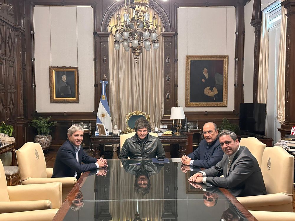 Javier Milei junto a Luis Caputo, Guillermo Francos y Lisandro Catalán.&nbsp;