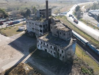 El Castillo de Cañuelas (exfábrica Finaco) se ubica en el cruce de las rutas 3 y 205. El Castillo de Cañuelas (exfábrica Finaco) se ubica en el cruce de las rutas 3 y 205.