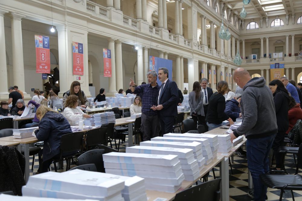 El juez&nbsp; Alejo Ramos Padilla junto a las boletas impresas.&nbsp;