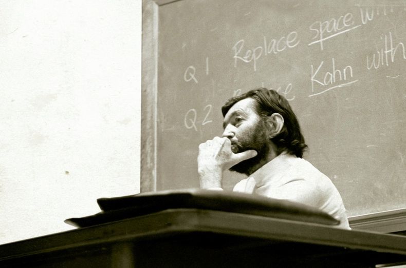 Julio Cortázar en Berkeley, 1980. Foto de Carol Dunlop. (Gentileza editorial Alfaguara).