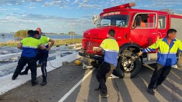 Tareas de búsqueda de los desaparecidos en el Canal Piñeyro, tras el temporal que afectó al distrito de Bolívar.