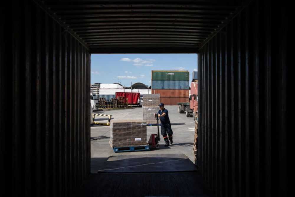 Un trabajador trasladando mercancía con un montacargas.(Xinhua/Martín Zabala)
