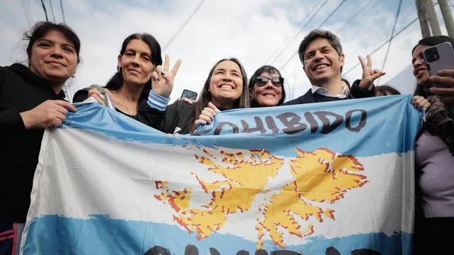 El gobernador Axel Kicillof con una banera sobre Malvinas.&nbsp;