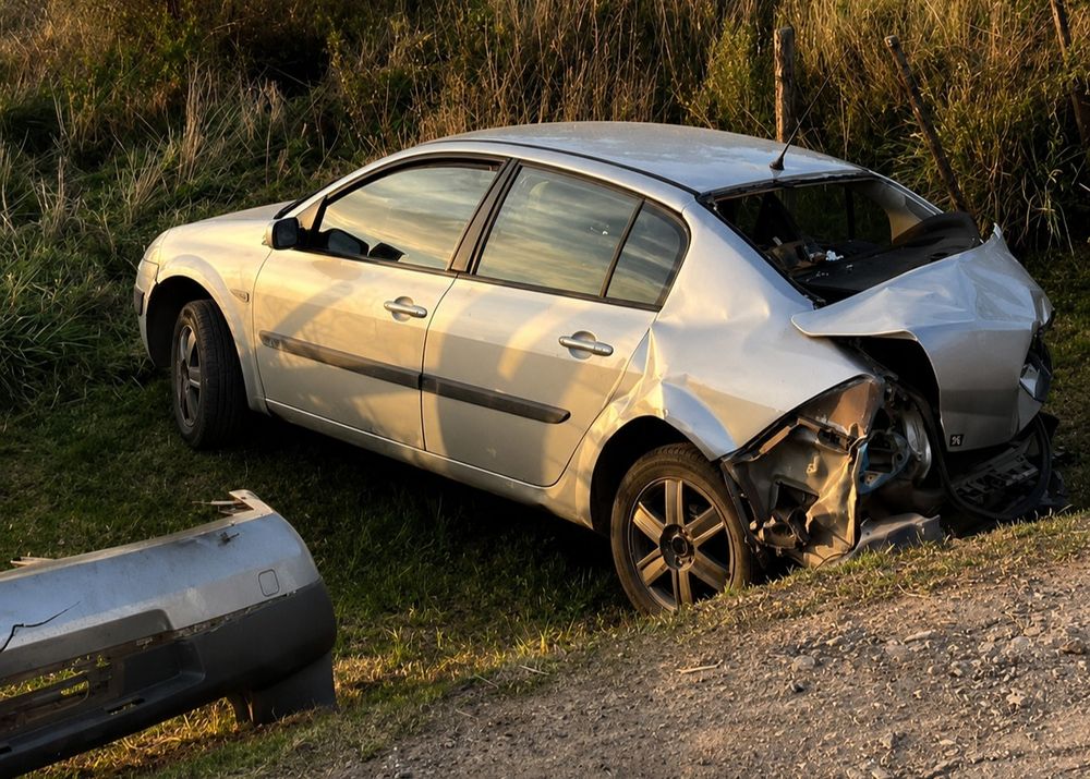El Renault Mégane chocado por la formación ferroviaria que se dirigía a Mar del Plata.