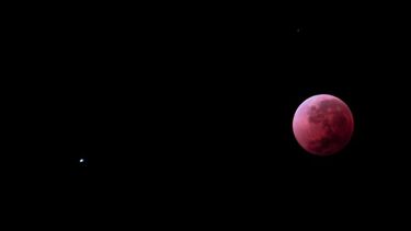 La Luna suele aparecer con un tono rojizo en los eclipses totales. (DIB)