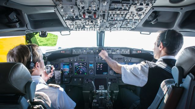Dos pilotos al frente de un avión.&nbsp;
