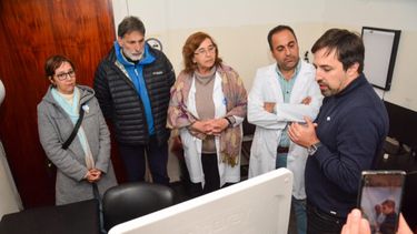 El ministro de Salud bonaerense, Nicolás Kreplak, entregó equipamiento en el hospital San Juan de Dios de La Plata. (Ministerio de Salud PBA)