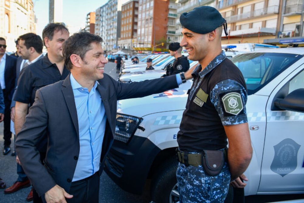 El gobernador Kicillof junto a un efectivo policial.