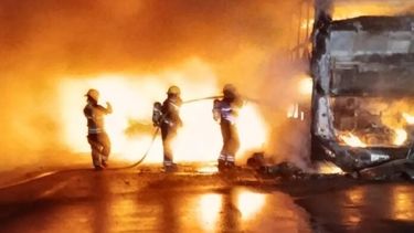 Los bomberos tardaron cerca de dos horas en apagar el fuego en el micro. (0221)