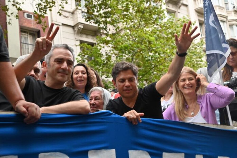 Andrés “Cuervo” Larroque, Axel Kicillof y Verónica Magario.