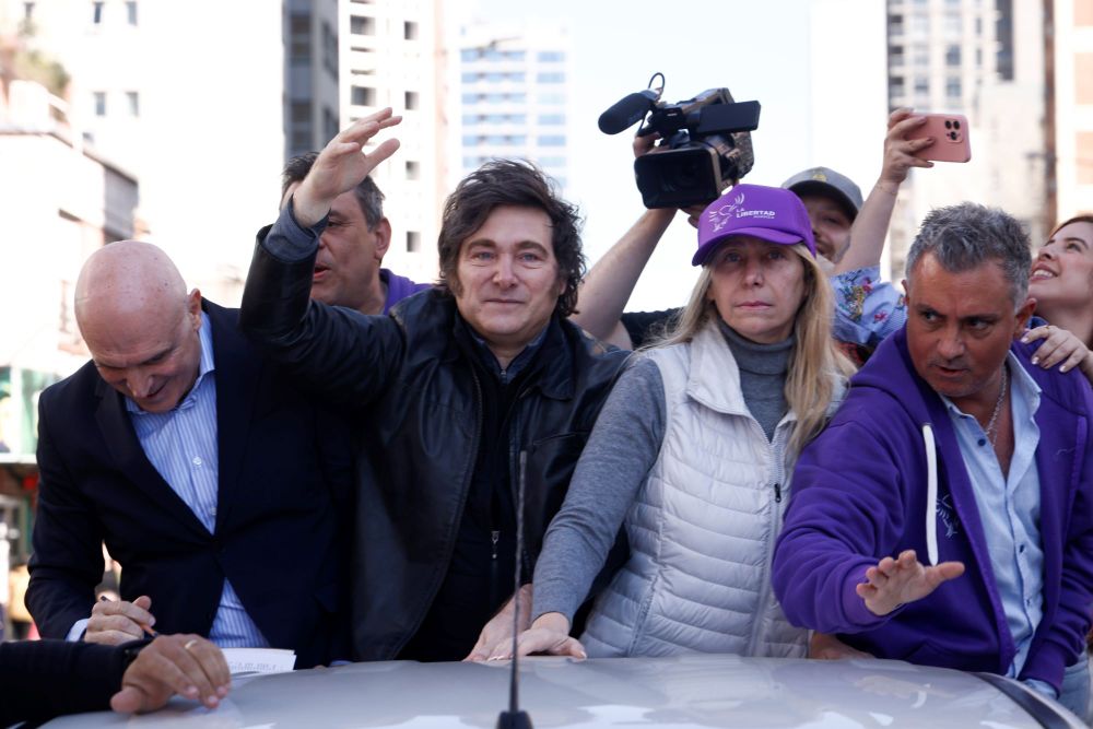 Karina Milei junto a su hermano, el presidente Javier Milei.