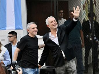 El intendente Julio Alak junto al Cuervo Larroque al asumir como presidente del PJ platense. El intendente Julio Alak junto al Cuervo Larroque al asumir como presidente del PJ platense.