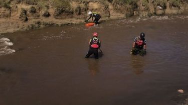El operativo de búsqueda en el arroyo Orellano. (La Voz del Pueblo)