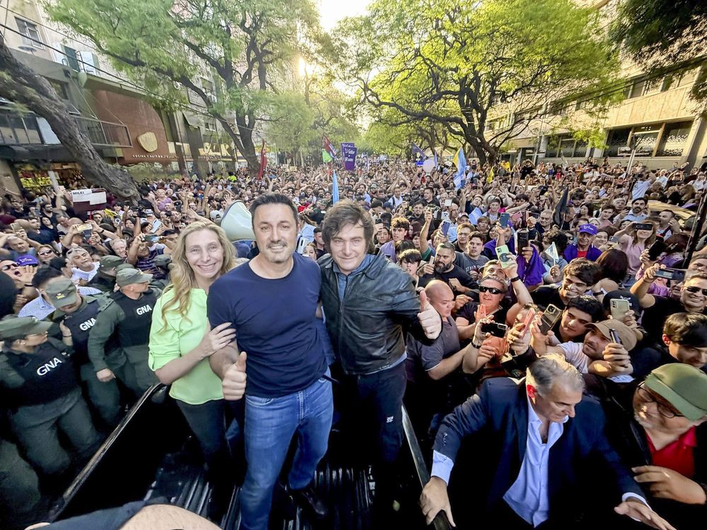 El presidente Javier Milei en campaña junto a su hermana Karina y Luis Petri.