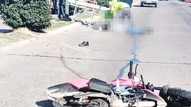 En el siniestro vial resultaron heridos el motociclista y una menor de edad. (X)
