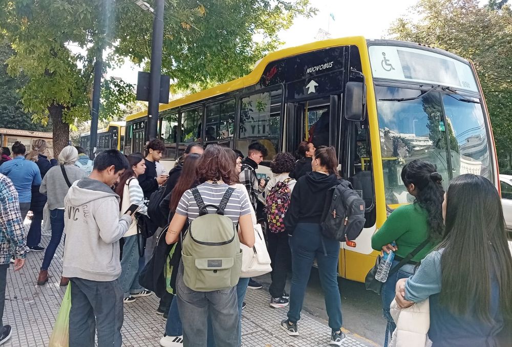 Filas y malestar en paradas de micro de La Plata.&nbsp;