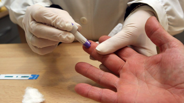 Existen dos tipos de test: el llamado ELISA, que consta de una extracción de sangre en un laboratorio, y el test rápido, para el que se depositan unas gotas de sangre de la yema de un dedo sobre una tira reactiva y cuyo resultado se obtiene veinte minutos después.