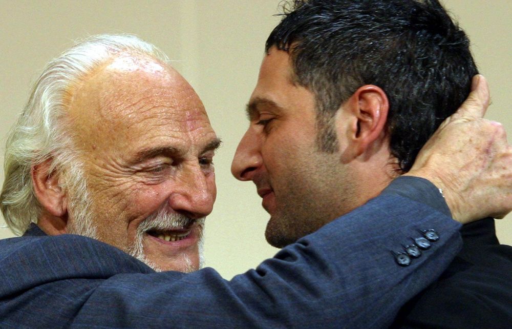Héctor Alterio se abraza con su hijo Ernesto, tras recibir un premio Goya honorario por su carrera en Madrid en 2004.