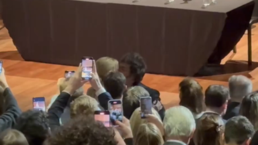 El primer beso en público que confirma la relación entre el presidente, Javier Milei, y la actriz y conductora, Amalia Yuyito González. (Captura de video)