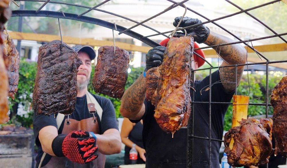 Asadores preparando cortes a la parrilla.